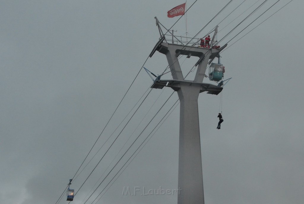 Einsatz BF Hoehenretter Koelner Seilbahn Hoehe Zoobruecke P2140.JPG